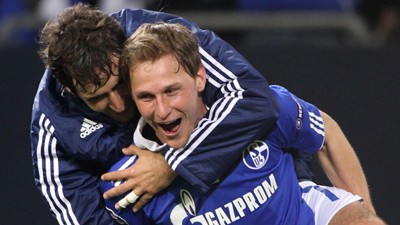 Raúl und Benedikt Höwedes freuen sich über den Einzug ins Halbfinale der Champions League. Raúl und Benedikt Höwedes freuen sich über den Einzug ins Halbfinale der Champions League.