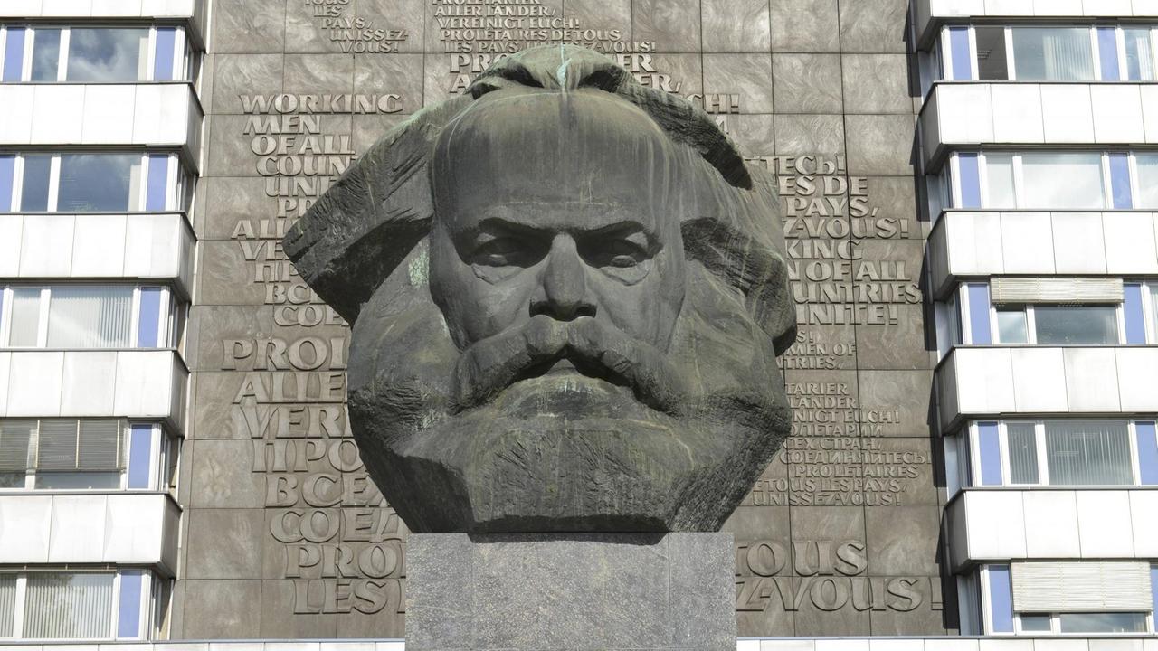 Das Karl-Marx-Monument ist eine 7,10 Meter (mit Sockel über 13 Meter) hohe und ca. 40 Tonnen schwere Plastik, die den Kopf von Karl Marx stilisiert darstellt. Es ist das bekannteste Wahrzeichen der Stadt Chemnitz und befindet sich im Stadtzentrum an der Brückenstraße nahe der Kreuzung zur Straße der Nationen.
Das Karl-Marx-Monument ist eine 7,10 Meter (mit Sockel über 13 Meter) hohe und ca. 40 Tonnen schwere Plastik, die den Kopf von Karl Marx stilisiert darstellt. Es ist das bekannteste Wahrzeichen der Stadt Chemnitz und befindet sich im Stadtzentrum an der Brückenstraße nahe der Kreuzung zur Straße der Nationen.