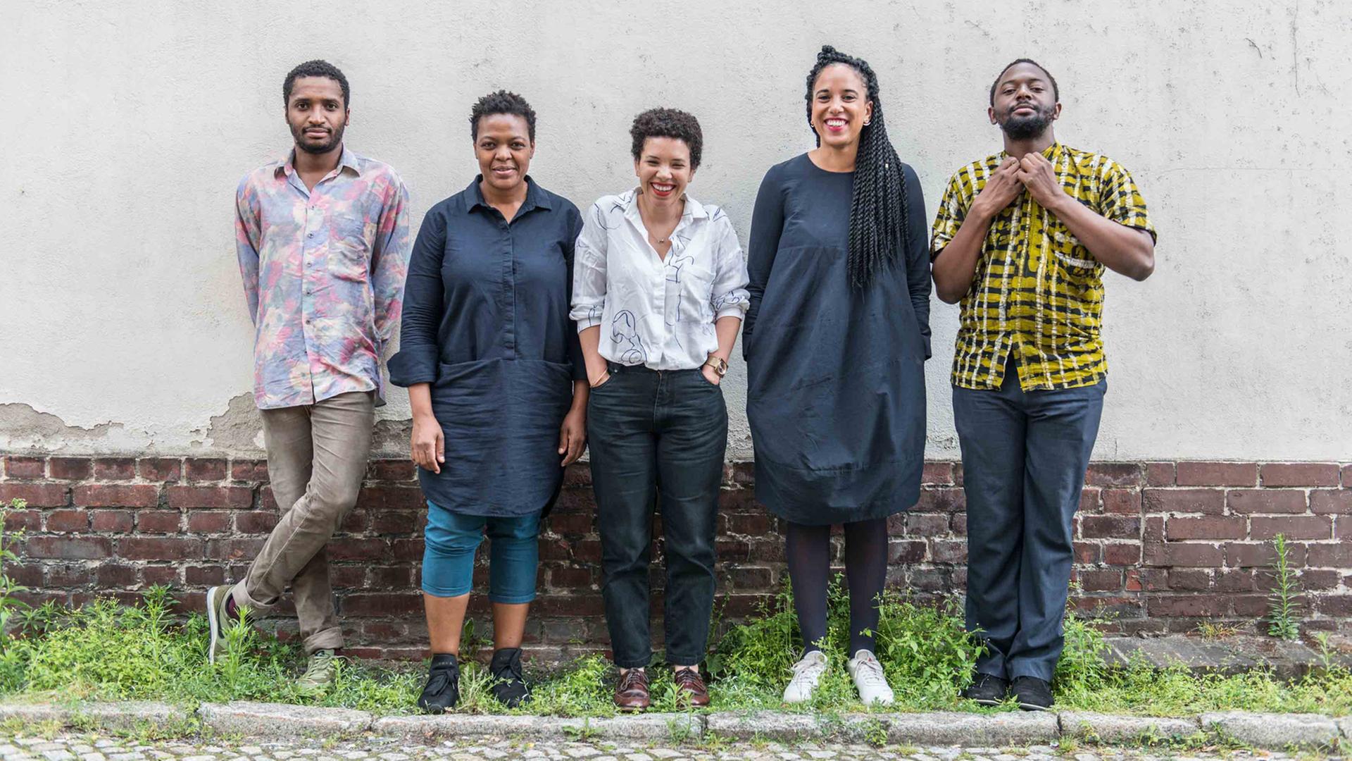 Kuratorisches Team der 10. Berlin Biennale für zeitgenössische Kunst (v. l. n. r.): Thiago de Paula Souza, Gabi Ngcobo, Nomaduma Rosa Masilela, Yvette Mutumba, Moses Serubiri Kuratorisches Team der 10. Berlin Biennale für zeitgenössische Kunst (v. l. n. r.): Thiago de Paula Souza, Gabi Ngcobo, Nomaduma Rosa Masilela, Yvette Mutumba, Moses Serubiri
