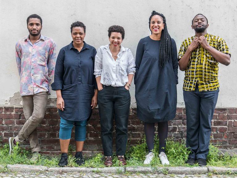 Kuratorisches Team der 10. Berlin Biennale für zeitgenössische Kunst (v. l. n. r.): Thiago de Paula Souza, Gabi Ngcobo, Nomaduma Rosa Masilela, Yvette Mutumba, Moses Serubiri