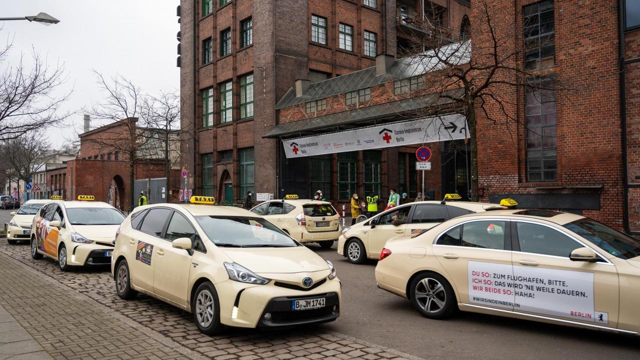 Taxis parken vor dem Impfzentrum in Berlin Treptow.