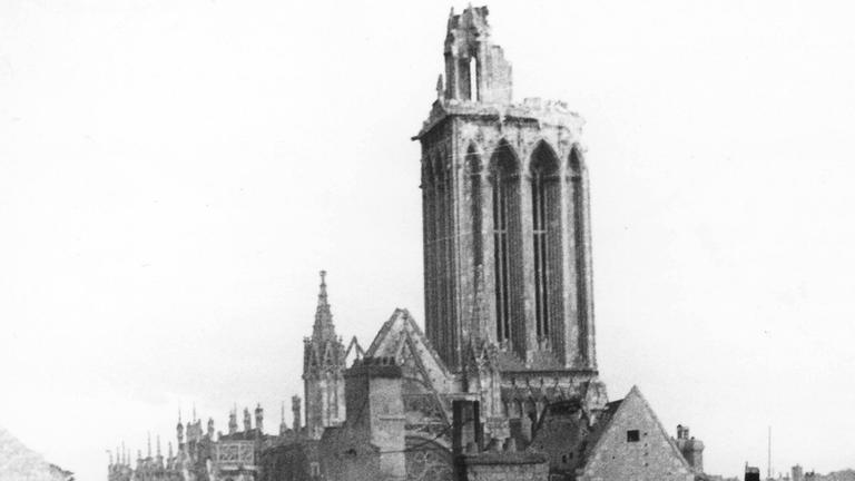 Blick auf die im Zweiten Weltkrieg nach der Landung der Alliierten in der Normandie zerstörte Kathedrale der Stadt Caen in Frankreich, undatiertes Archivbild vom Juni 1944. Blick auf die im Zweiten Weltkrieg nach der Landung der Alliierten in der Normandie zerstörte Kathedrale der Stadt Caen in Frankreich, undatiertes Archivbild vom Juni 1944.