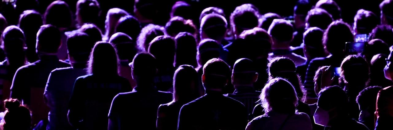 Sachsen, Leipzig: Probanden eines Großversuchs der Universitätsmedizin Halle/Saale verfolgen in der Arena Leipzig ein Konzert des Popsängers Tim Bendzko. Sachsen, Leipzig: Probanden eines Großversuchs der Universitätsmedizin Halle/Saale verfolgen in der Arena Leipzig ein Konzert des Popsängers Tim Bendzko.