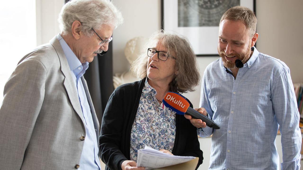 Museumsleiterin Regina Hanemann zeigt Paul Maar und Olaf Kosert den Ausstellungsplan für 2021. Im Frühling werden die Zeichnungen von Paul Maar ausgestellt.