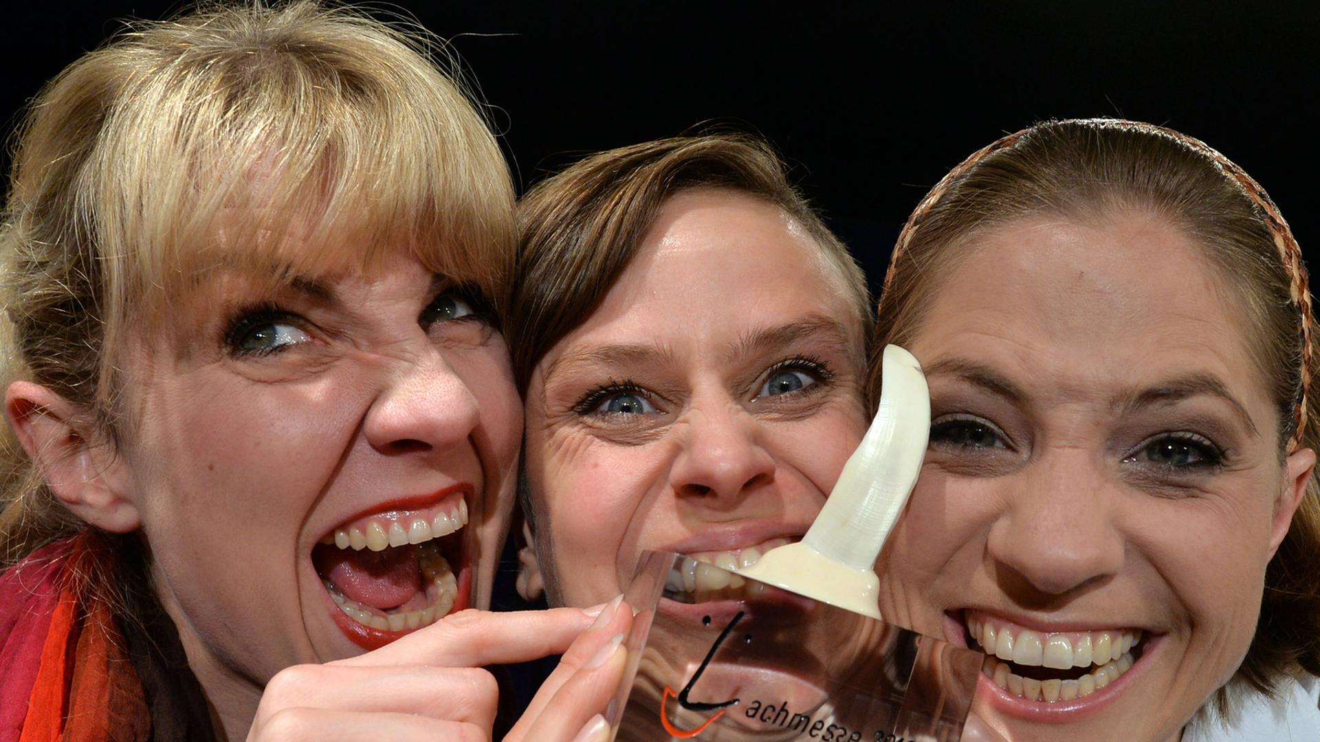 Das Trio "Proseccopack" mit Nora Boeckler, Melanie Haupt und Judith Jakob posiert am 17.10.2013 mit dem Kabarettpreis "Leipziger Löwenzahn" im Academixer- Keller in Leipzig (Sachsen). Das Trio "Proseccopack" mit Nora Boeckler, Melanie Haupt und Judith Jakob posiert am 17.10.2013 mit dem Kabarettpreis "Leipziger Löwenzahn" im Academixer- Keller in Leipzig (Sachsen).