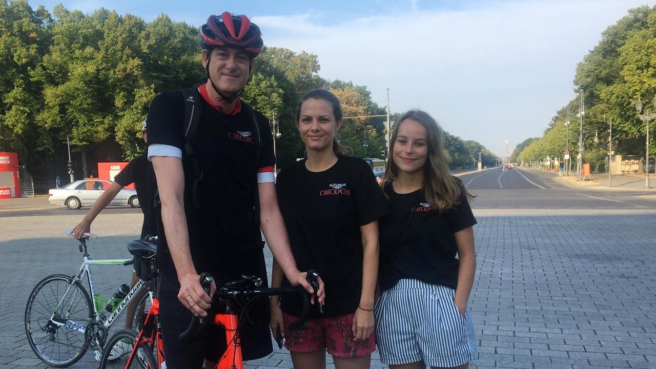 "Tagesspiegel"-Chefredakteur Lorenz Maroldt und sein Team vor dem Start einer Fahrradtour mit ihren Leserinnen und Lesern