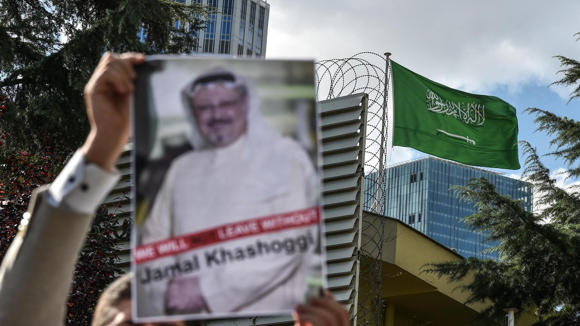 Ein Protestler hält das Bild des Journalisten Jamal Khashoggi hoch - in der Nähe des saudi-arabischen Konsulats in Istanbul Ein Protestler hält das Bild des Journalisten Jamal Khashoggi hoch - in der Nähe des saudi-arabischen Konsulats in Istanbul