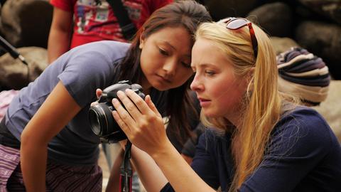 Irja von Bernstorff (rechts) schaut auf eine Kamera.