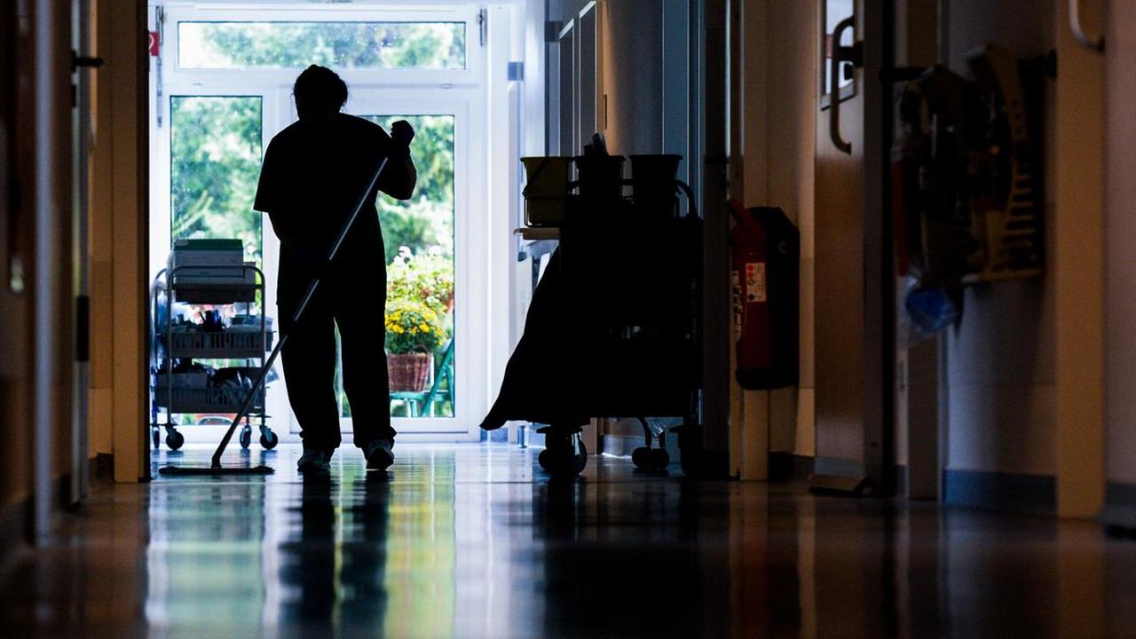 Eine Reinigungskraft in einem Krankenhaus Eine Reinigungskraft in einem Krankenhaus