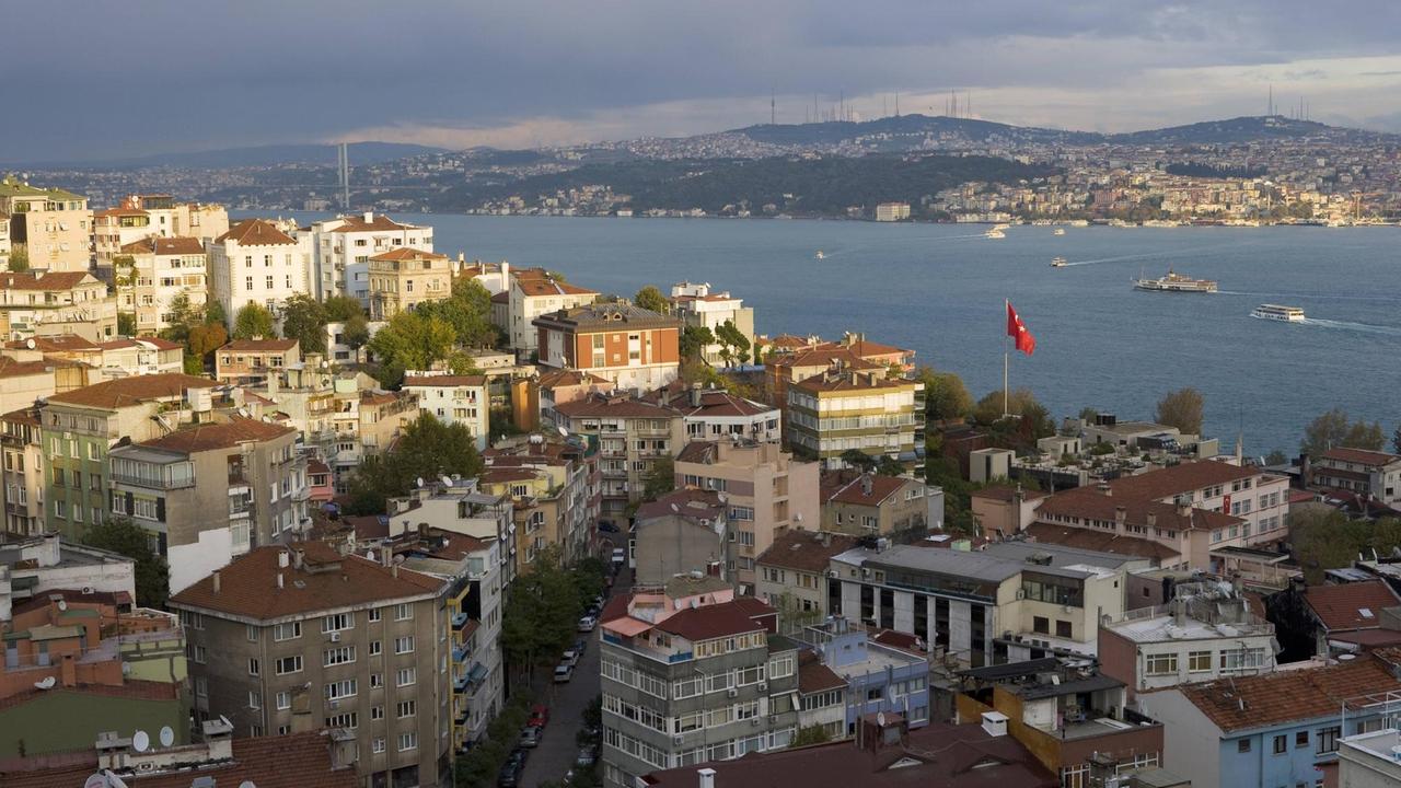 Blick auf den Bosporus vom Istanbuler Szeneviertel Cihangir aus gesehen.