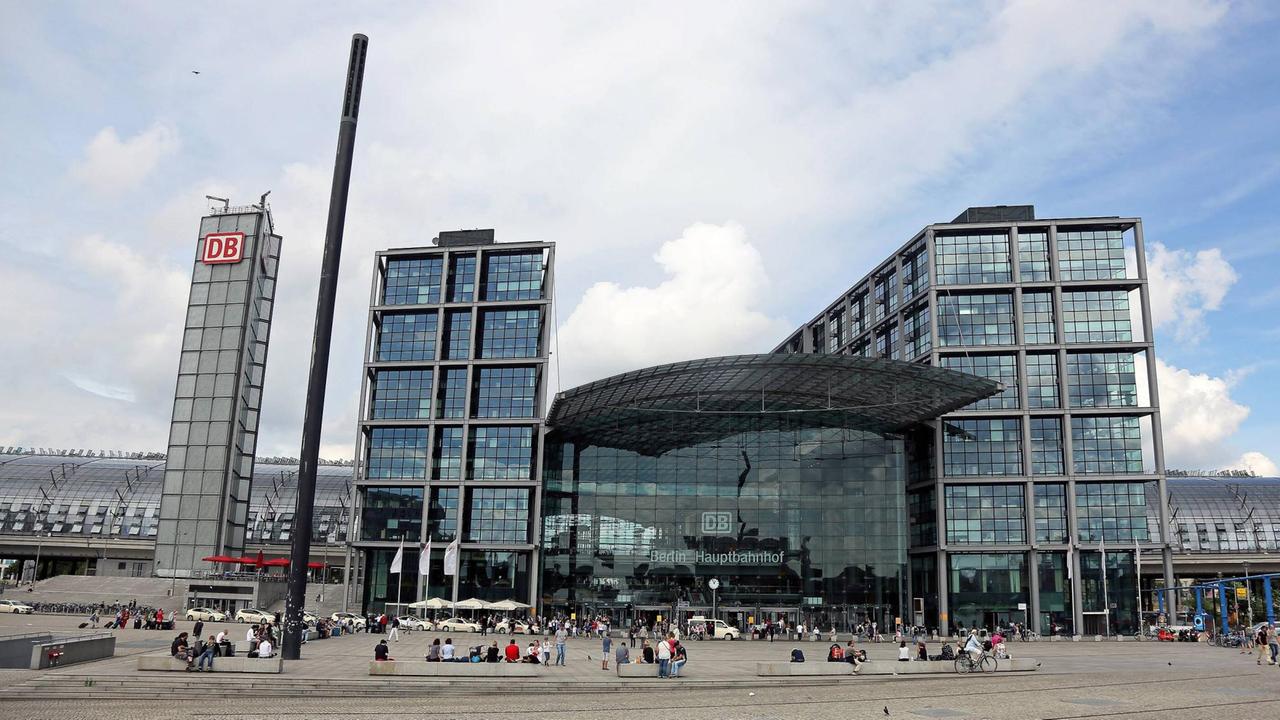 Berliner Hauptbahnhof am Spreebogen Berliner Hauptbahnhof am Spreebogen