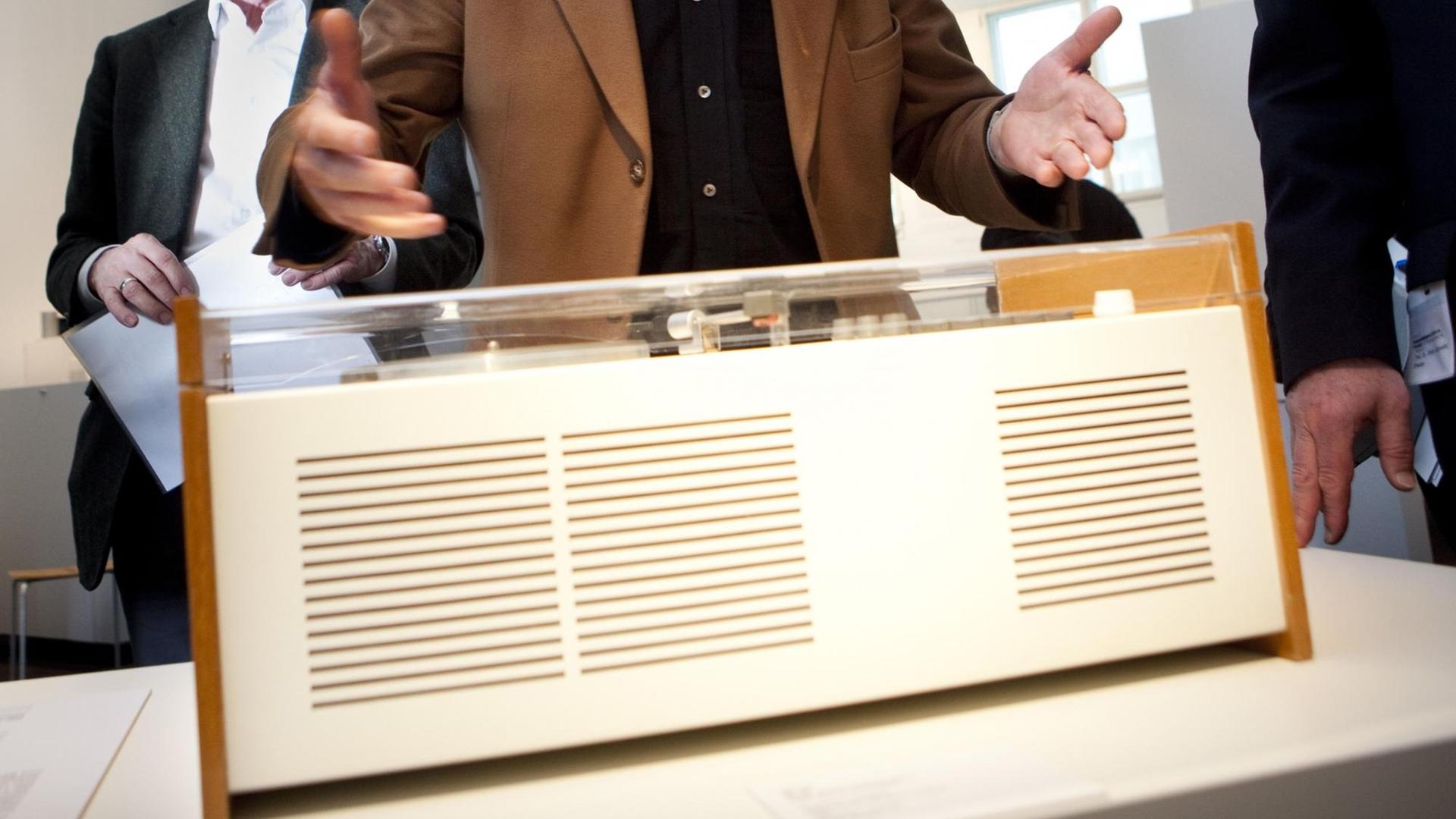 Designer Dieter Rams steht am Dienstag (18.05.2010) im Museum für Angewandte Kunst in Frankfurt am Main hinter einem seiner legendären Stücke - dem "Schneewittchensarg", einer Kompaktanlage der Firma Braun aus dem Jahr 1963.