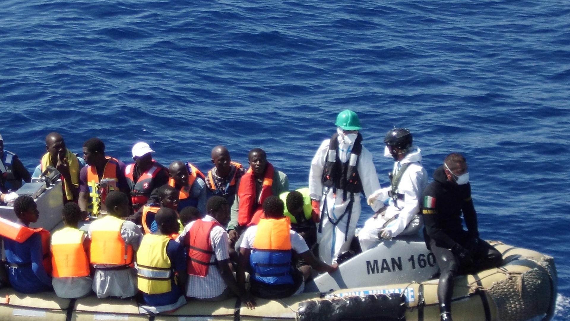 Ein Foto der italienischen Marine vom 14.09.2014 zeigt gerettete Flüchtlinge aus Afrika Ein Foto der italienischen Marine vom 14.09.2014 zeigt gerettete Flüchtlinge aus Afrika