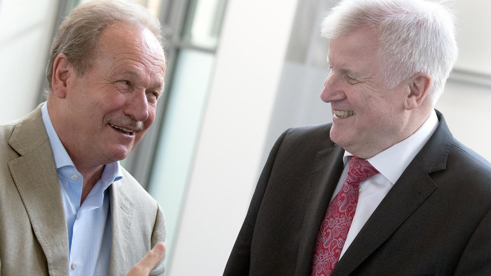 Kurz vor dem Start der dritten Verhandlungsrunde im Tarifstreit für den öffentlichen Dienst unterhalten sich Bundesinnenminister Horst Seehofer (CSU, r) und der Verdi-Vorsitzende Frank Bsirske (l) (15.4.2018). Kurz vor dem Start der dritten Verhandlungsrunde im Tarifstreit für den öffentlichen Dienst unterhalten sich Bundesinnenminister Horst Seehofer (CSU, r) und der Verdi-Vorsitzende Frank Bsirske (l) (15.4.2018).