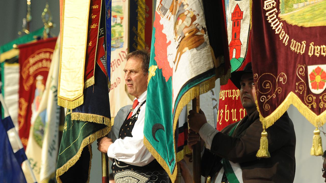 Fahnenabordnungen der Sudetendeutschen auf der Bühne der Schwabenhalle in Augsburg. Dort fand 2014 der 65. Sudetendeutsche Tag unter dem Motto "Geschichte verstehen - Zukunft gestalten" statt. Fahnenabordnungen der Sudetendeutschen auf der Bühne der Schwabenhalle in Augsburg. Dort fand 2014 der 65. Sudetendeutsche Tag unter dem Motto "Geschichte verstehen - Zukunft gestalten" statt.