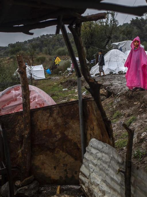 Ein junges Mädchen steht in einem provisorischen Lager neben dem Lager Moria auf Lesbos in Griechenland im Regen, aufgenommen im November 2019