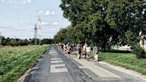 Menschen laufen auf einer Straße