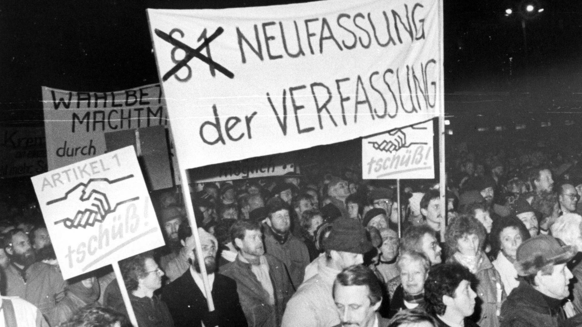 Montagsdemo in Dresden am 23. Oktober 1989. Menschen halten ein Banner mit dem Spruch "Neuverfassung der Verfassung" hoch. Montagsdemo in Dresden am 23. Oktober 1989. Menschen halten ein Banner mit dem Spruch "Neuverfassung der Verfassung" hoch.