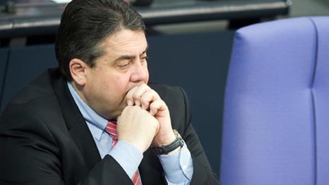 Sigmar Gabriel verfolgt nachdenklich schauend eine Debatte im Bundestag