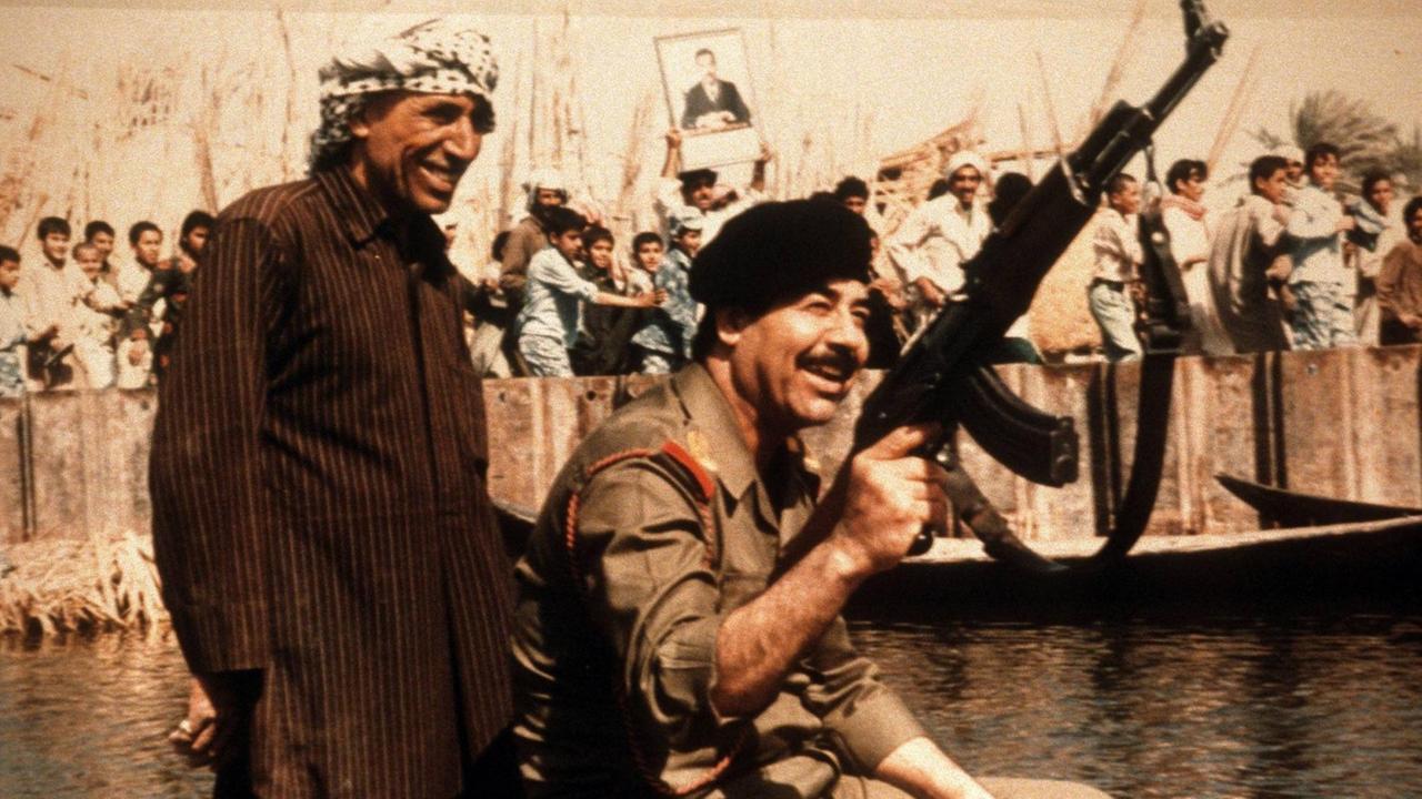 Saddam Hussein (r.), irakischer Diktator in einer Kampfpose vor dem Golf-Krieg 1990.