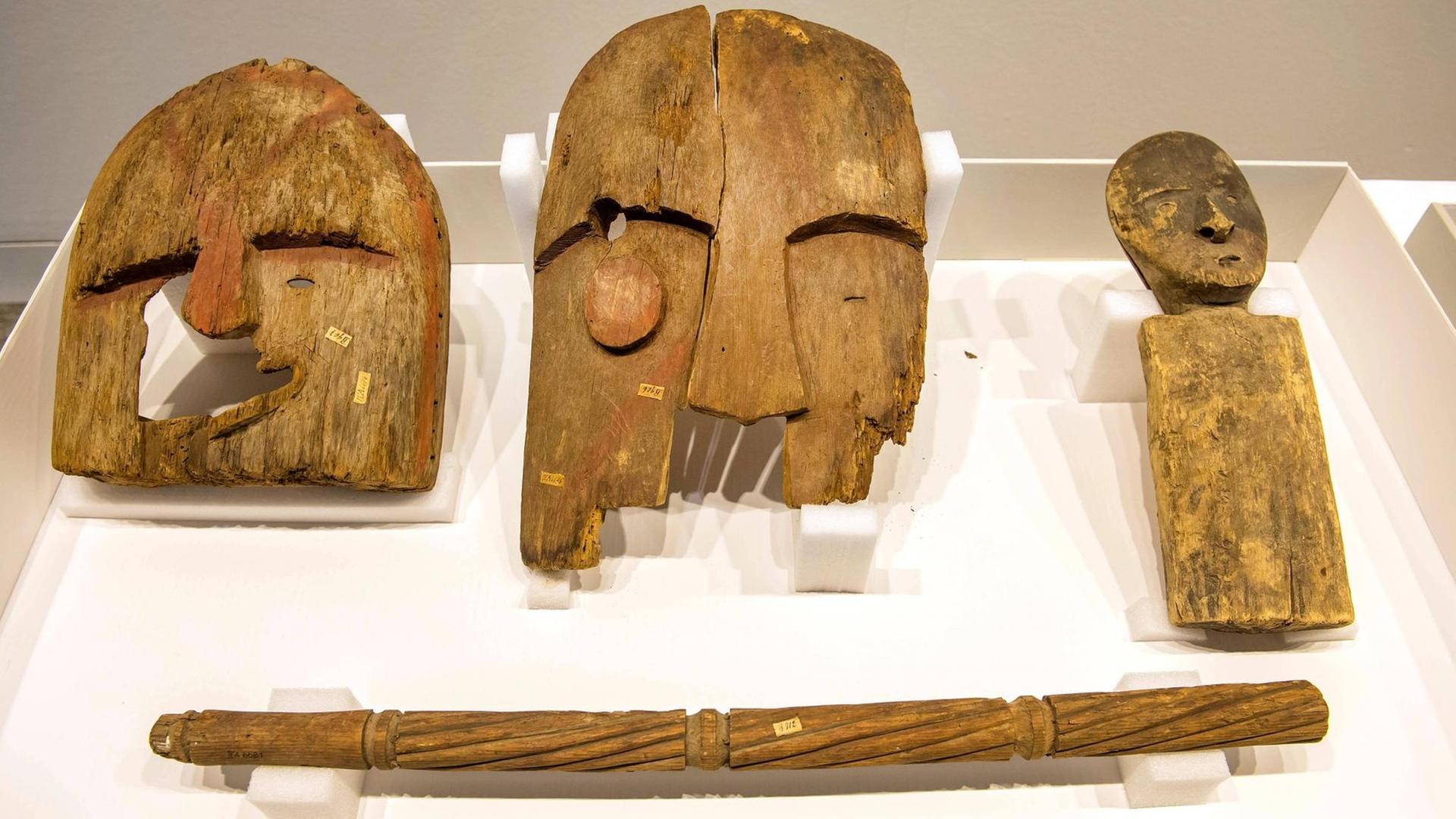 Holzobjekte, vermutlich aus einer Grabplünderung in den 1880er Jahren. Das Ethnologische Museum Berlin hat die Objekte 2018 zurückgegeben. Bei der Restitution an die Chugach Alaska Corporation handelte es sich um die erste Rückgabe in der mehr als 100-jährigen Geschichte des Ethnologischen Museums an eine Herkunftsgesellschaft. Holzobjekte, vermutlich aus einer Grabplünderung in den 1880er Jahren. Das Ethnologische Museum Berlin hat die Objekte 2018 zurückgegeben. Bei der Restitution an die Chugach Alaska Corporation handelte es sich um die erste Rückgabe in der mehr als 100-jährigen Geschichte des Ethnologischen Museums an eine Herkunftsgesellschaft.