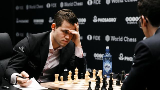 Der amtierende Schachweltmeister Magnus Carlsen (l.) und Herausforderer Fabiano Caruana bei der Schachweltmeisterschaft in London