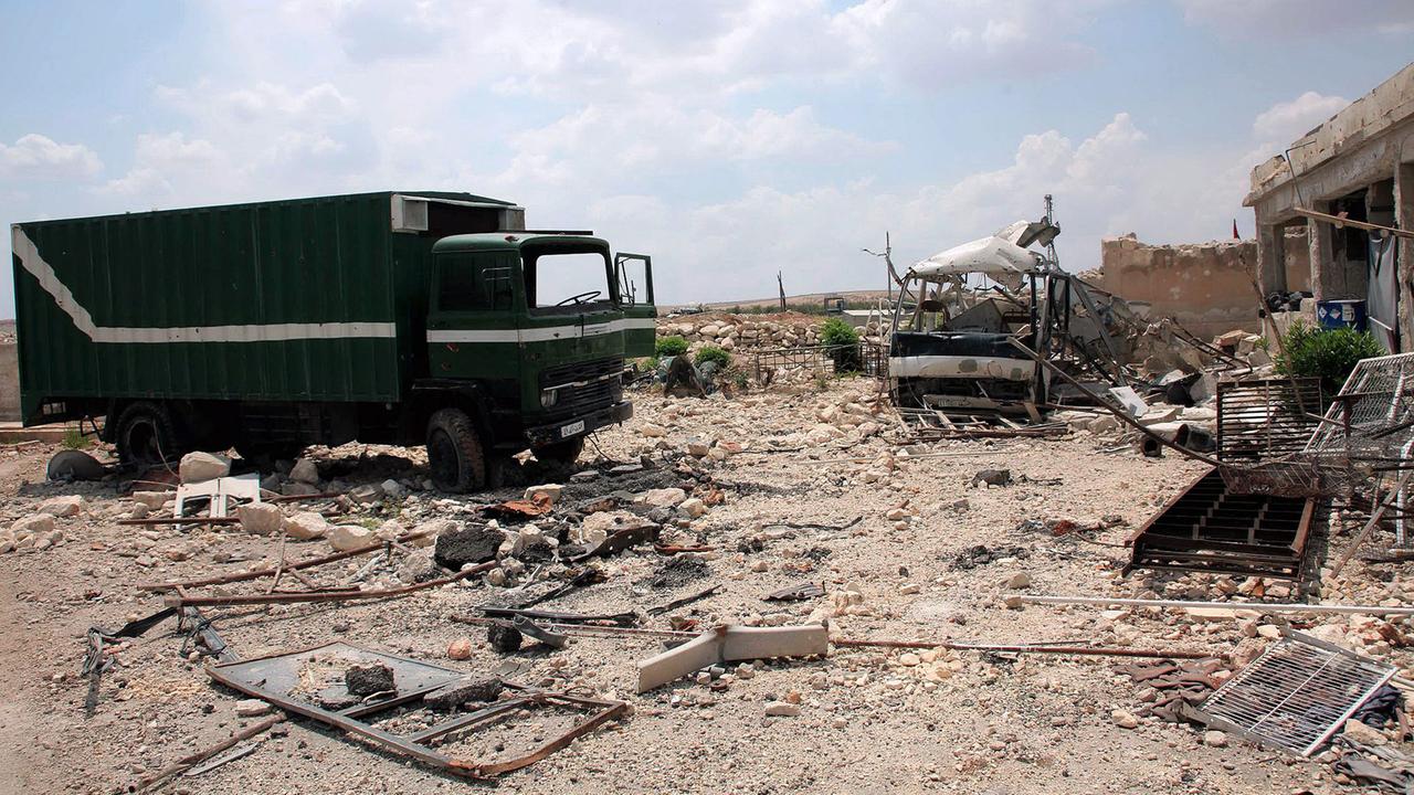 Zerstörte Gebäude und Fahrzeuge in der Nähe von Aleppo Zerstörte Gebäude und Fahrzeuge in der Nähe von Aleppo