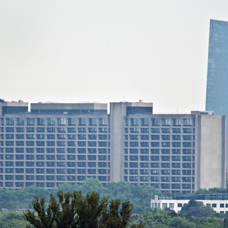 Der Neubau der Europäischen Zentralbank (EZB) überragt am 04.06.2014 die Zentrale der Bundesbank in Frankfurt am Main (Hessen).