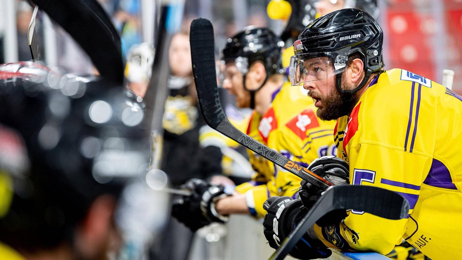 Der kanadische Eishockeyspieler Jeremy Welsh ist seit 2019 bei den Krefeld Pinguinen unter Vertrag. Der kanadische Eishockeyspieler Jeremy Welsh ist seit 2019 bei den Krefeld Pinguinen unter Vertrag.