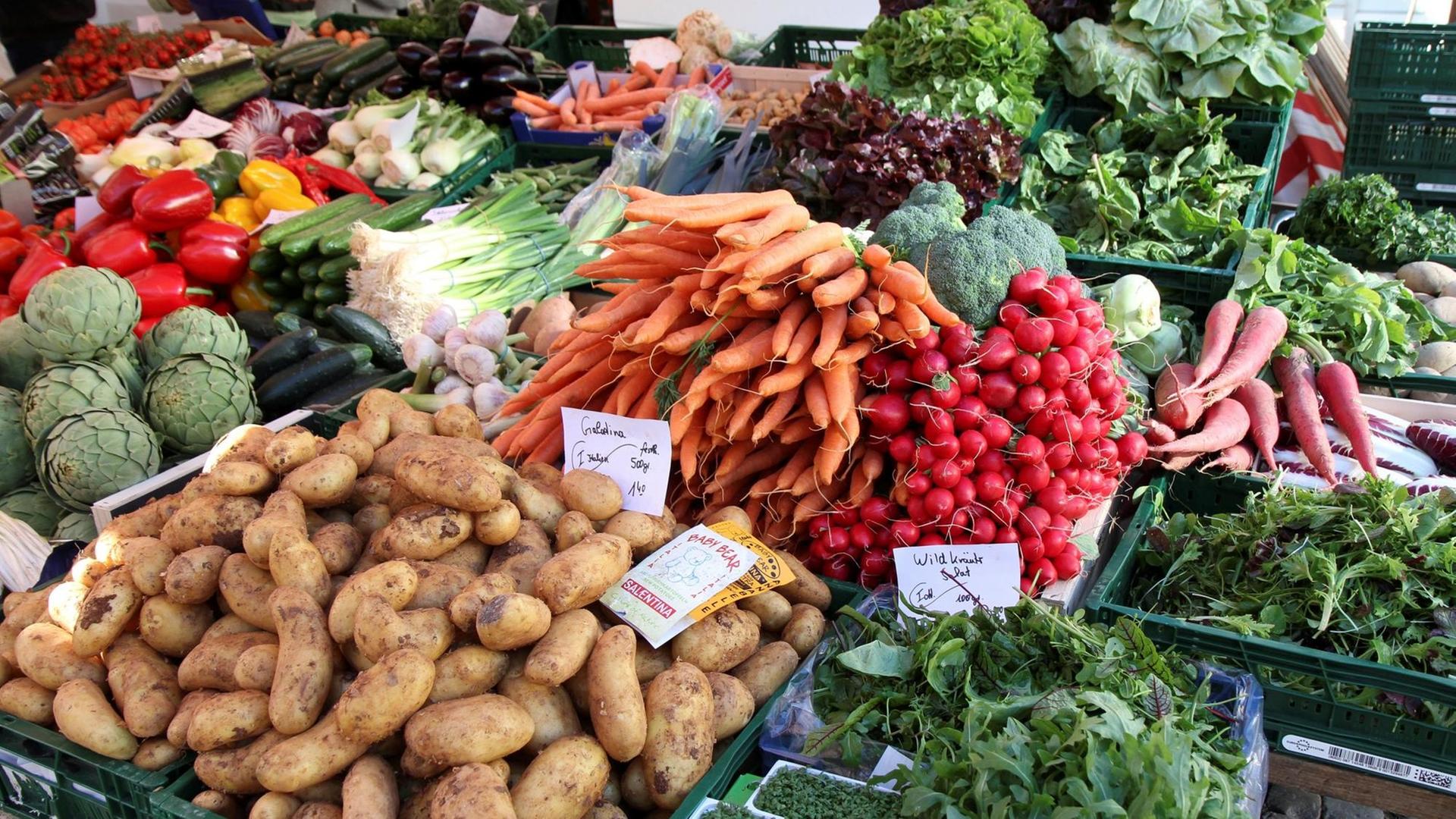 Kartoffeln und Möhren auf einem Wochen-Markt in Freiburg Kartoffeln und Möhren auf einem Wochen-Markt in Freiburg