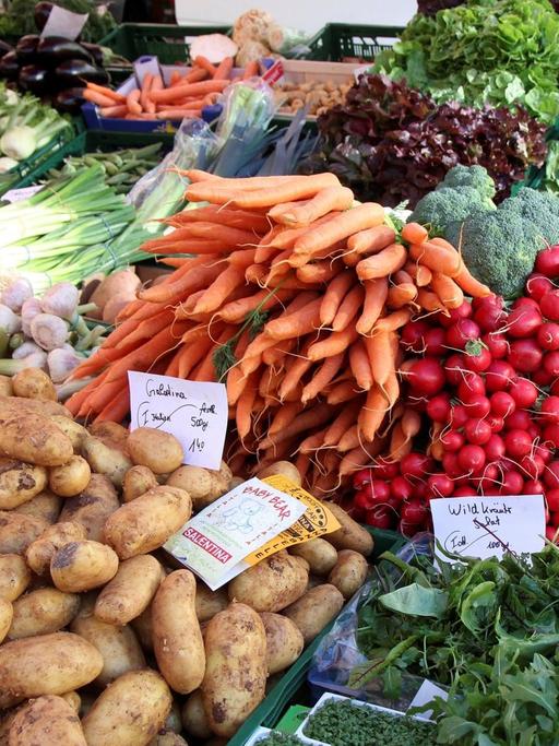 Kartoffeln, Karotten Auslagen auf einem Wochenmarkt in Freiburg