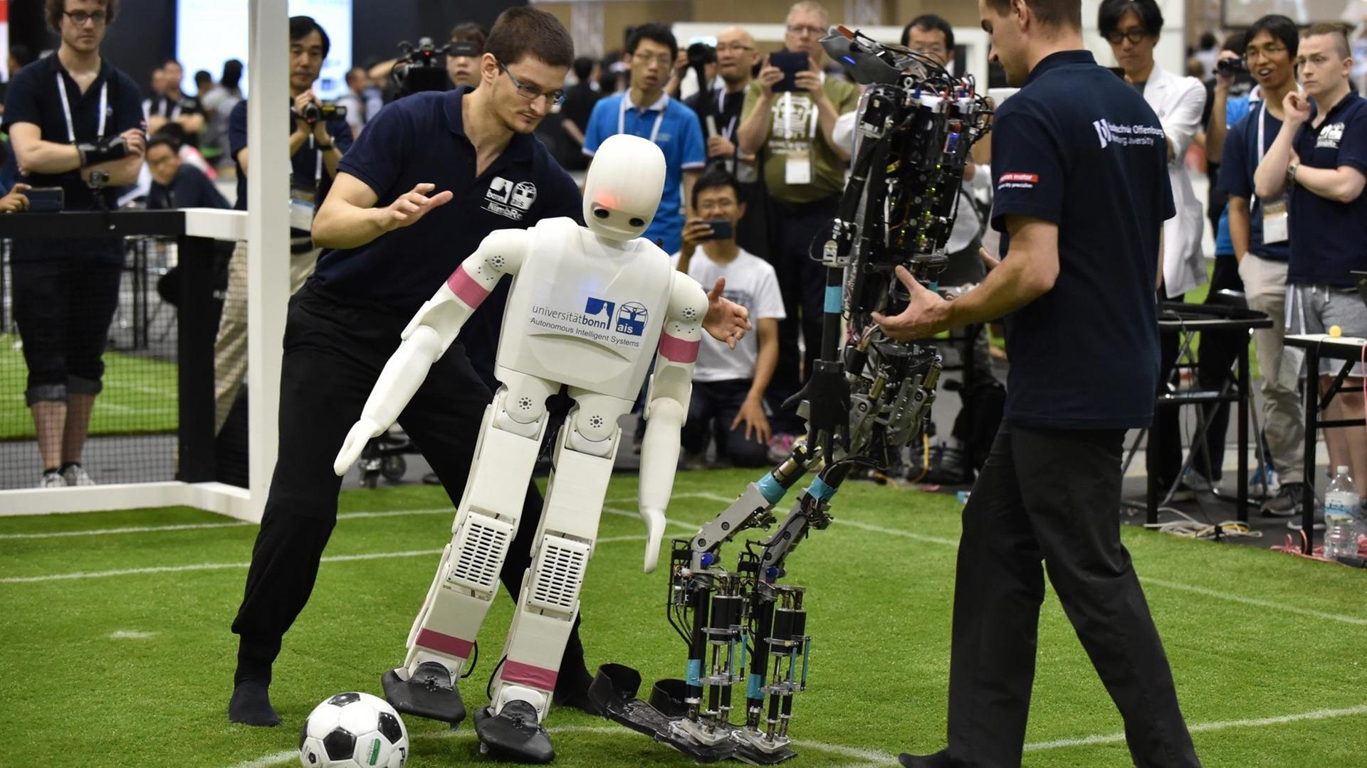 Humanoide Roboter beim Fußball-Spiel während der WM in Japan 2017 Humanoide Roboter beim Fußball-Spiel während der WM in Japan 2017