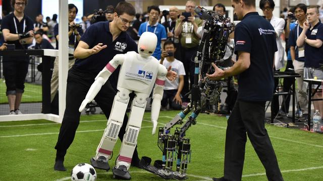 Humanoide Roboter beim Fußball-Spiel während der WM in Japan 2017