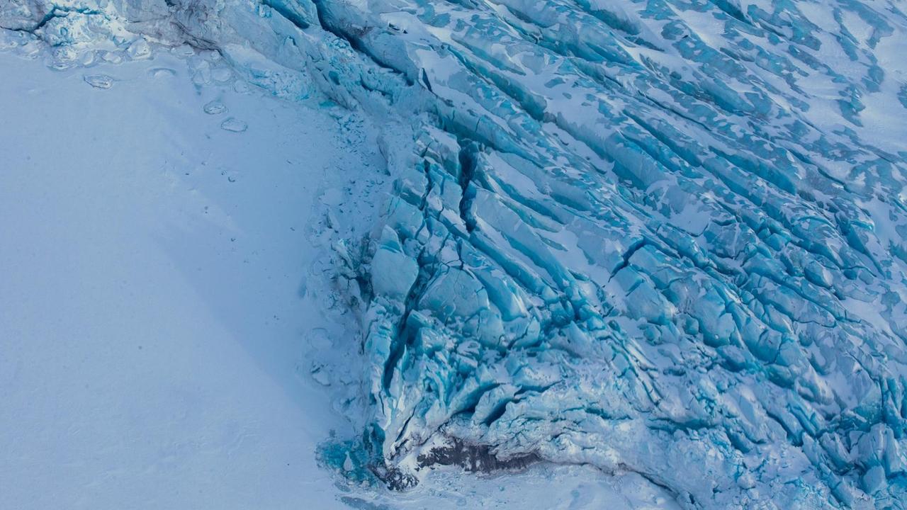 Die Spitze eines Gletschers mit Blauem Eis, aufgenommen am im Kongsfjord bei Ny-Ålesund auf Spitzbergen (Norwegen) vom Flugzeug aus.