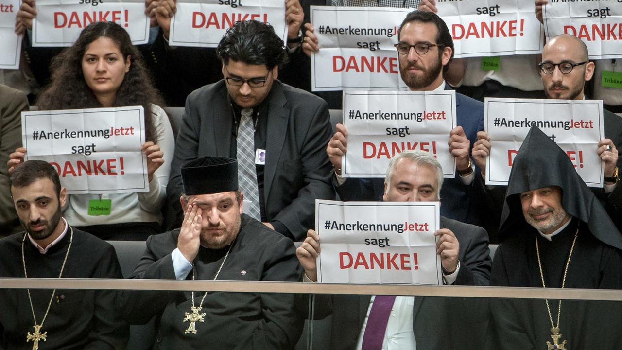 Mitglieder der Armenier-Initiative "Anerkennung Jetzt" halten im Bundestag in Berlin Schilder mit dem Schriftzug "Danke" hoch. Mitglieder der Armenier-Initiative "Anerkennung Jetzt" halten im Bundestag in Berlin Schilder mit dem Schriftzug "Danke" hoch.