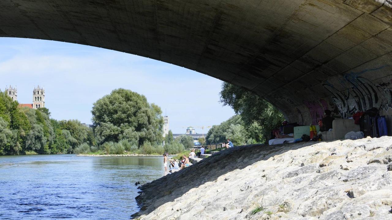 Lager von Obdachlosen unter der Wittelsbacher Brücke an der Isar Lager von Obdachlosen unter der Wittelsbacher Brücke an der Isar