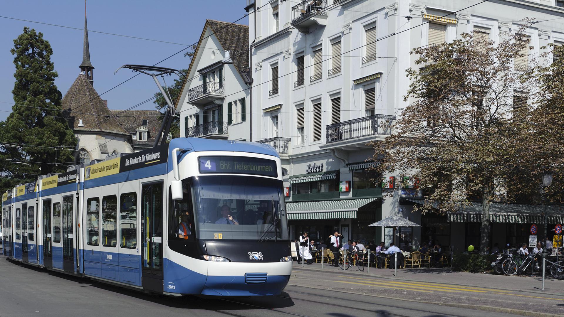 Tram 4 in Zürich, Schweiz. Tram 4 in Zürich, Schweiz.