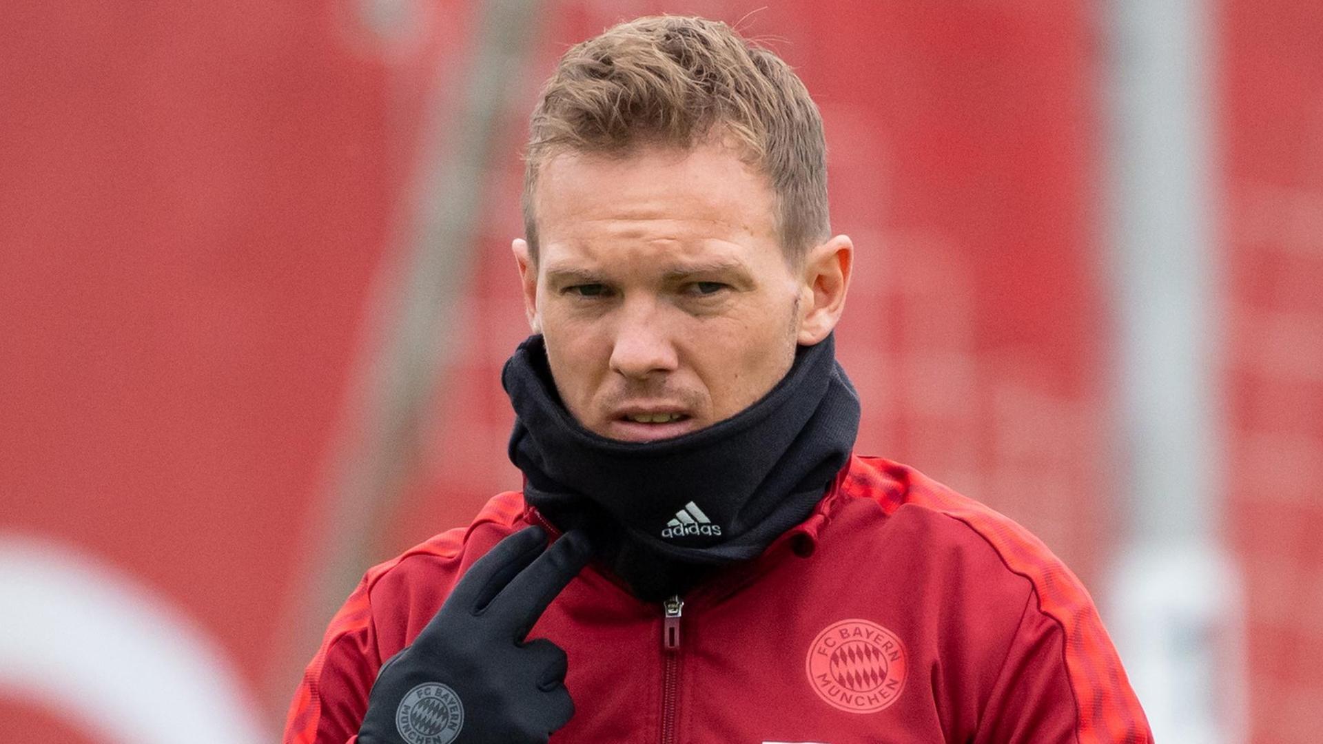 FC-Bayern-Trainer Nagelsmann in Trainingsjacke mit Handschuhen und Schal. FC-Bayern-Trainer Nagelsmann in Trainingsjacke mit Handschuhen und Schal.