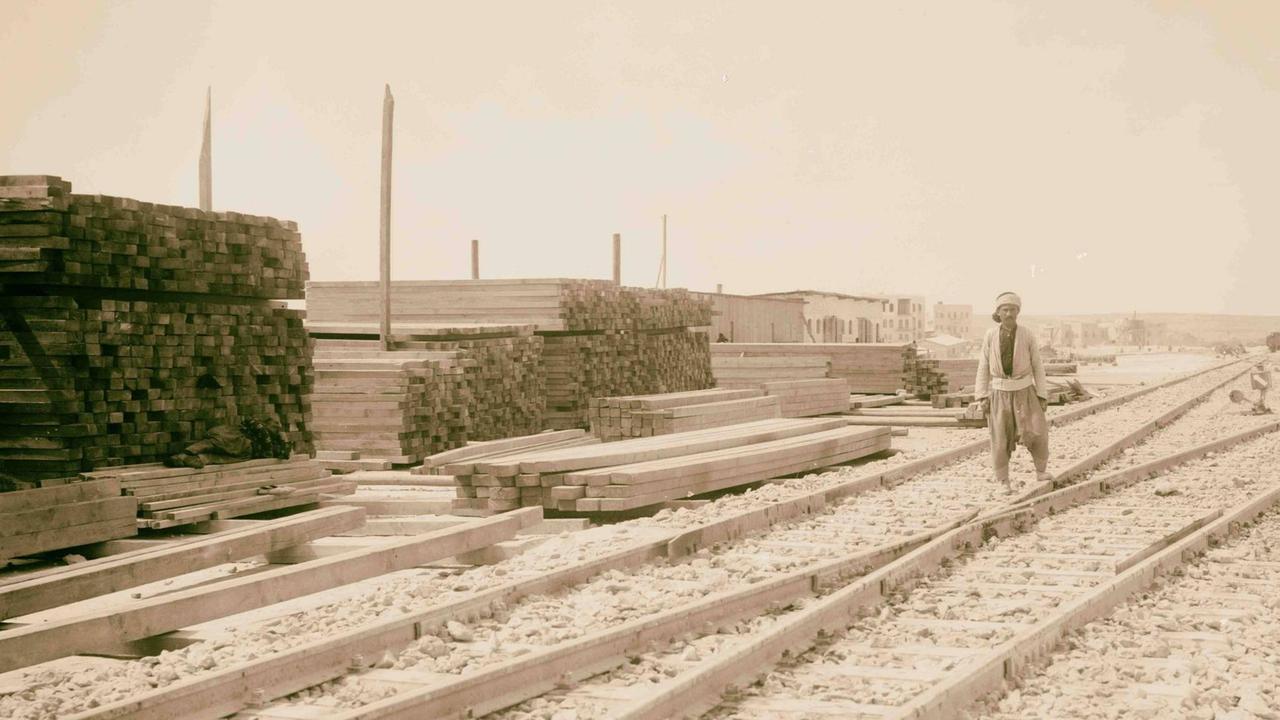 Holz für eine provisorische Brücke über den Euphrat für den Bau der Bagdadbahn Holz für eine provisorische Brücke über den Euphrat für den Bau der Bagdadbahn