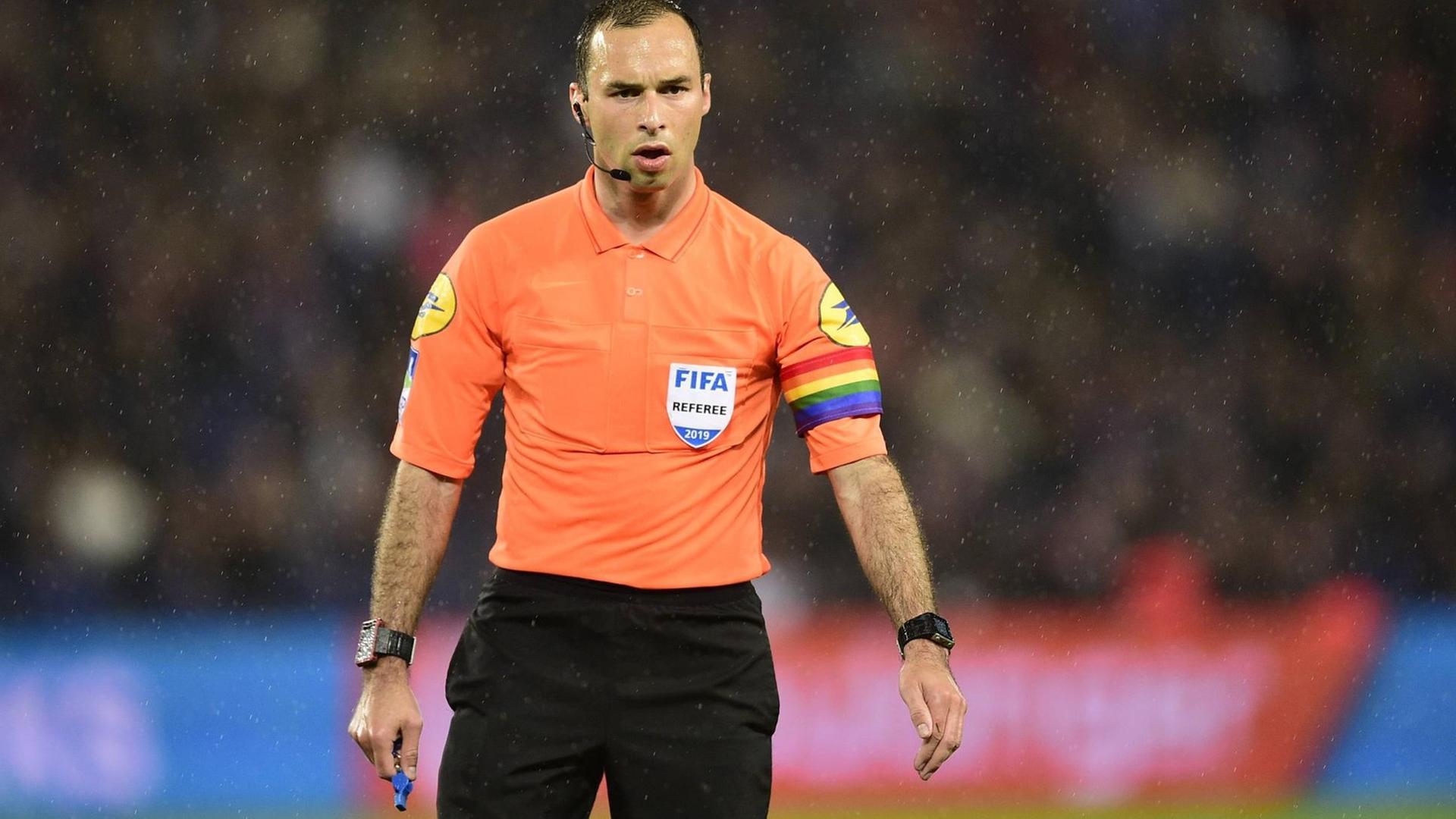 Jerome Brisard, Fußball-Schiedsrichter, setzt ein Zweichen gegen Homophobie im Fußball und trägt eine Armbinde in Regenbogenfarben. Jerome Brisard, Fußball-Schiedsrichter, setzt ein Zweichen gegen Homophobie im Fußball und trägt eine Armbinde in Regenbogenfarben.