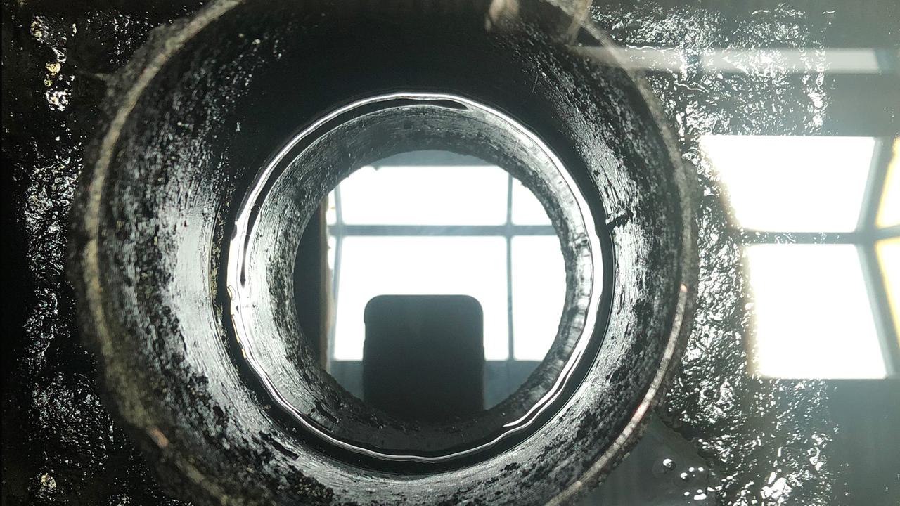 Die Sicherungsmaßnahmen sind eingespielt: Kleine Fenster geben den Blick auf den giftiges Ölschlamm frei. Das Dioxin ist ein Abfallprodukt aus der Pflanzenschutzmittel-Produktion. Angefallen ist es auch bei der Herstellung von Zutaten für "Agent Orange". US-amerikanische Militärflugzeuge haben den Stoff über dem vietnamesischen Dschungel versprüht haben, um Bäume zu entlauben. Die Sicherungsmaßnahmen sind eingespielt: Kleine Fenster geben den Blick auf den giftiges Ölschlamm frei. Das Dioxin ist ein Abfallprodukt aus der Pflanzenschutzmittel-Produktion. Angefallen ist es auch bei der Herstellung von Zutaten für "Agent Orange". US-amerikanische Militärflugzeuge haben den Stoff über dem vietnamesischen Dschungel versprüht haben, um Bäume zu entlauben.