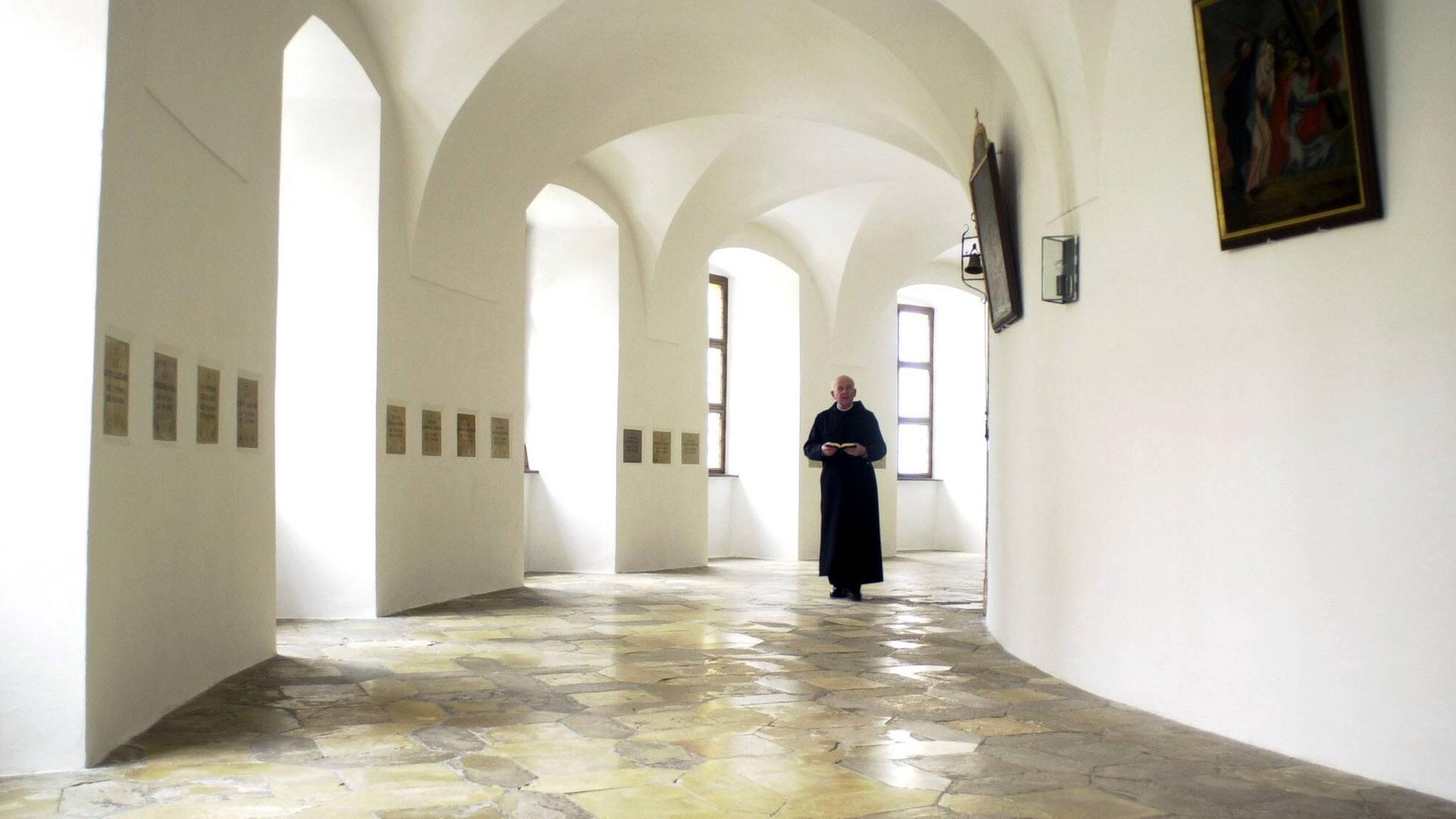 Pater Norbert Fuhrmann im Klostergang der Benediktinerabtei Ettal im Jahr 2002 Pater Norbert Fuhrmann im Klostergang der Benediktinerabtei Ettal im Jahr 2002