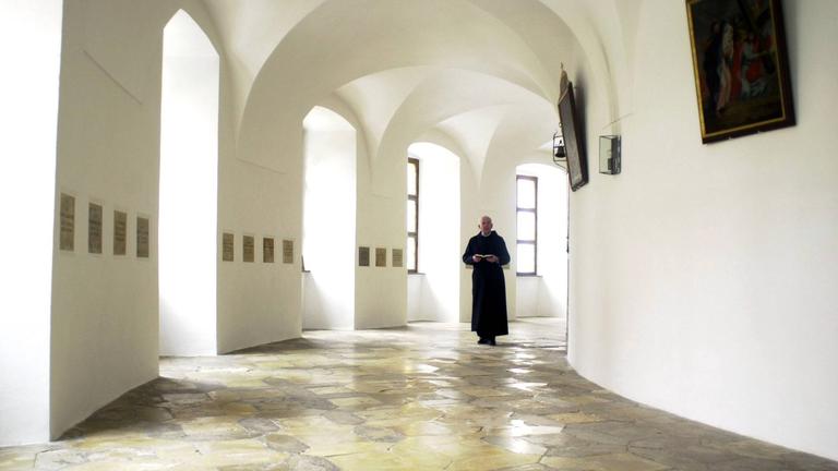 Pater Norbert Fuhrmann im Klostergang der Benediktinerabtei Ettal im Jahr 2002
