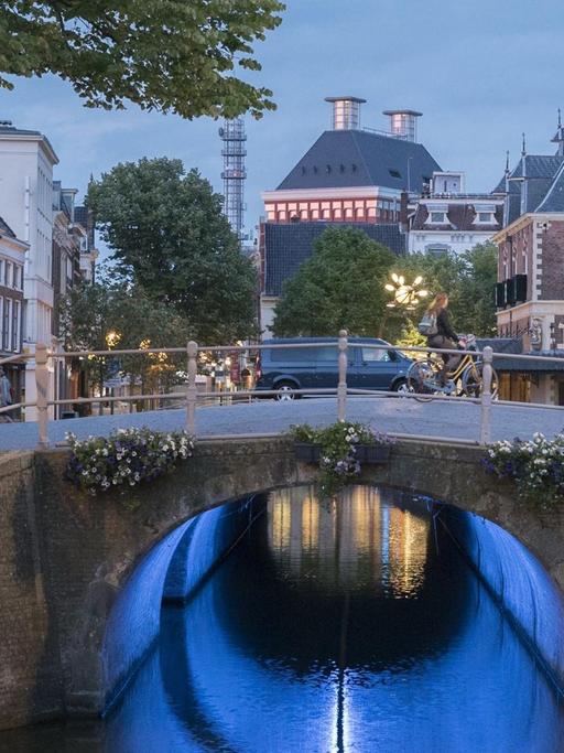 Historische Gebäude der Waage (rechts) an der Stadtgracht in Leeuwarden
