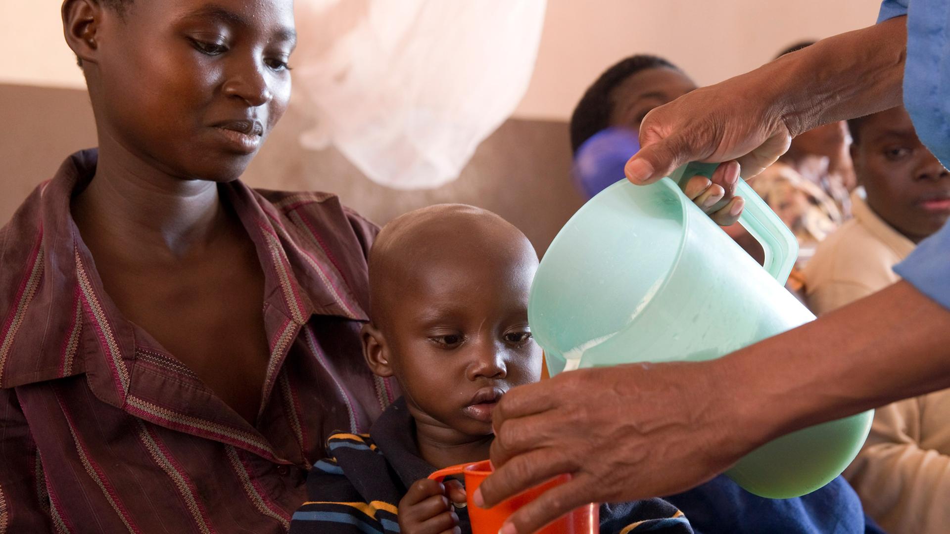 In einem Krankenhaus in der Stadt Ngozi im Norden von Burundi werden unterernaehrte Kinder mit einer speziellen therapeutischen Milch versorgt, aufgenommen am 24.09.2013.