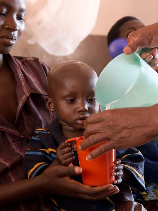 In einem Krankenhaus in der Stadt Ngozi im Norden von Burundi werden unterernaehrte Kinder mit einer speziellen therapeutischen Milch versorgt, aufgenommen am 24.09.2013.