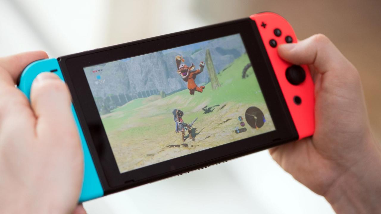 Ein Mann spielt das Computerspiel "The Legend of Zelda: Breath of the Wild" auf der Gaming-Konsole Nintendo Switch.