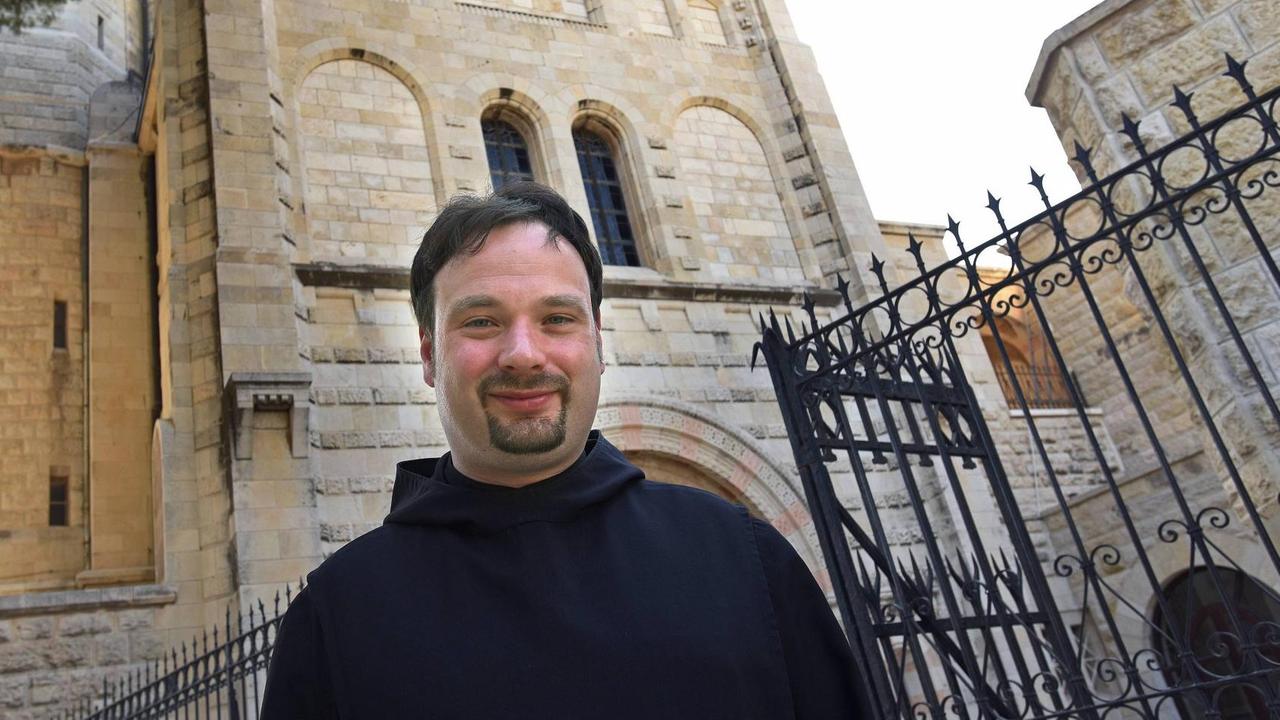 Der deutsche Pater Nikodemus Schnabel steht vor der Dormitio-Abtei in Jerusalem. Der deutsche Pater Nikodemus Schnabel steht vor der Dormitio-Abtei in Jerusalem.