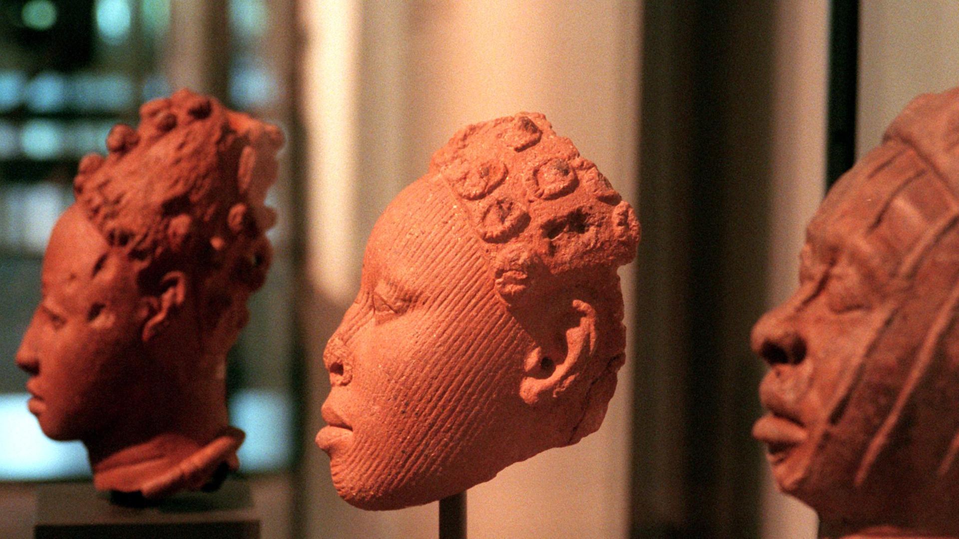 Diese Terrakotta-Köpfe aus der heiligen Stadt der Yoruba in Nigeria gehören zu den Höhepunkten einer Ausstellung über afrikanische Kunst im Völkerkundemuseum in Berlin-Dahlem. Diese Terrakotta-Köpfe aus der heiligen Stadt der Yoruba in Nigeria gehören zu den Höhepunkten einer Ausstellung über afrikanische Kunst im Völkerkundemuseum in Berlin-Dahlem.