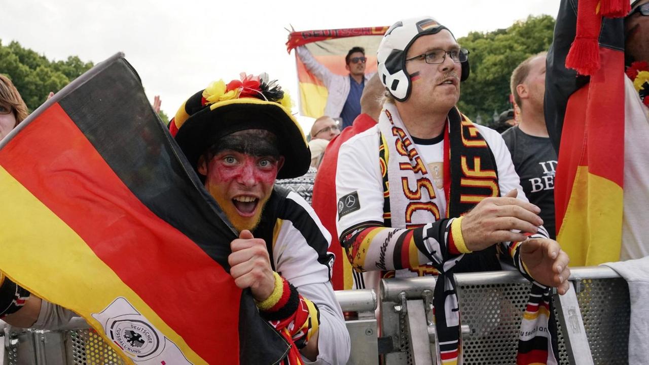Fußballsfans feiern zur EM 2016 am Brandenburger Tor die deutsche Nationalmannschaft